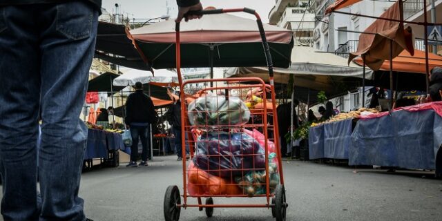ΙΟΒΕ: Μικρότερη ανάπτυξη, εκτόξευση πληθωρισμού – Τα δύο σενάρια