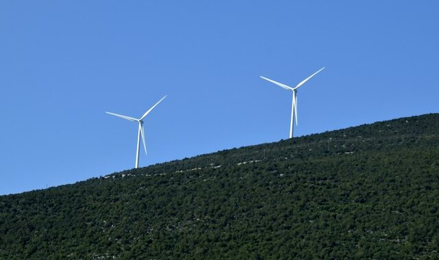 Νέο τρόπο αδειοδότησης για φωτοβολταϊκά και αιολικά προβλέπει νομοσχέδιο του ΥΠΕΝ