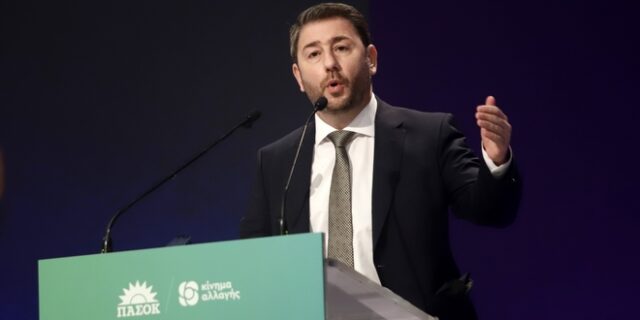 Πίσω στον Ανδρουλάκη πετάει το Μαξίμου το “μπαλάκι” για τον επόμενο πρωθυπουργό