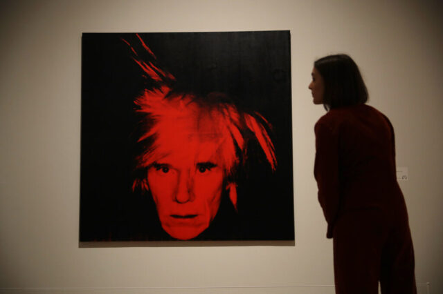 Warhol-mania: Τι τρέχει με τον  Άντι Γουόρχολ και τον “βλέπουμε” συνέχεια γύρω μας;