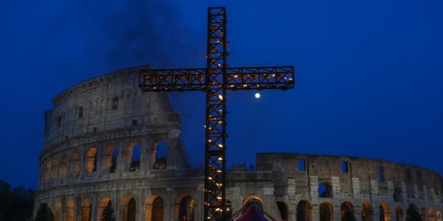 Ιταλία: Στο Κολοσσαίο η αναπαράσταση της Οδού του Μαρτυρίου της Μεγάλης Παρασκευής των Καθολικών