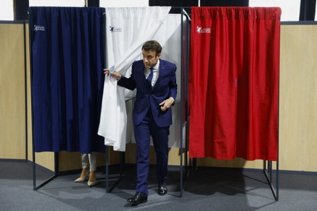 Εκλογές στη Γαλλία: Ψήφισε ο Μακρόν – “Είστε η καρδιά της δημοκρατίας μας”