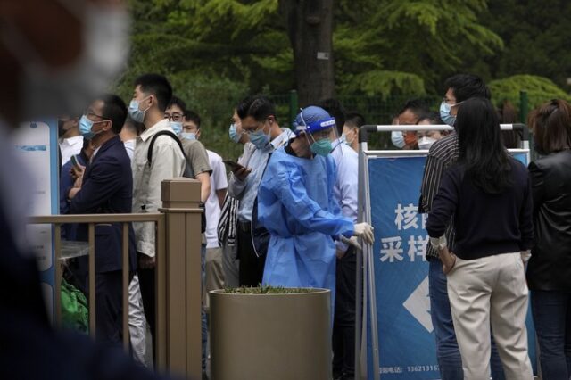 Κίνα: Μαζικά τεστ κορονοϊού στο Πεκίνο εν μέσω φόβων για lockdown – Ρεκόρ θανάτων στη Σανγκάη
