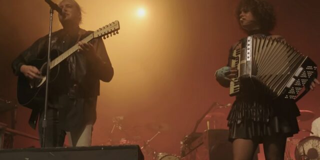 Οι Arcade Fire μάς έκαναν το καλύτερο δώρο γιατί είναι εντάξει “να μην είσαι εντάξει”