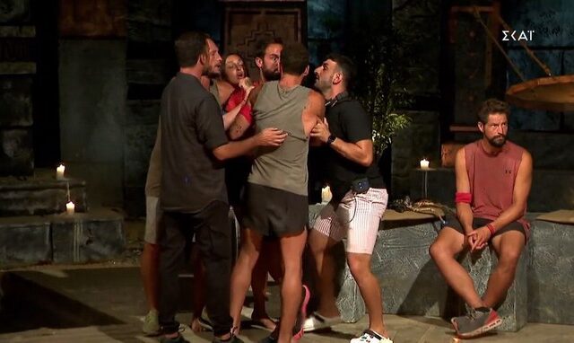 Σοκ στο Survivor: Πιάστηκαν στα χέρια Άρης και Τάκης – Τους έδιωξε η παραγωγή