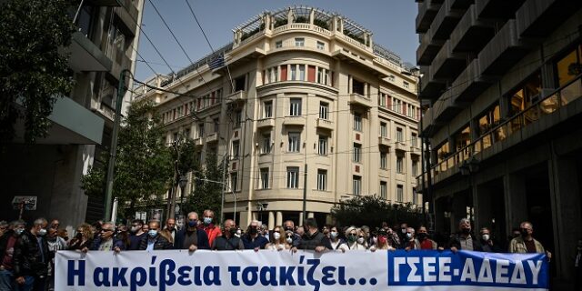 Σε απεργιακό κλοιό η χώρα: Εικόνες από τις μεγάλες διαδηλώσεις σε Αθήνα, Πάτρα και Θεσσαλονίκη