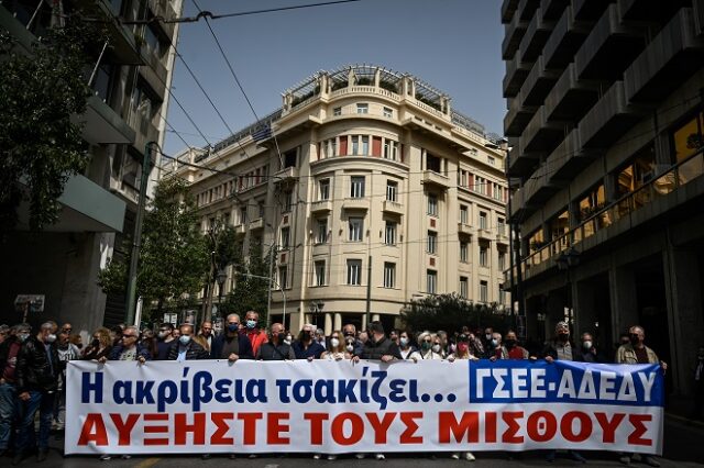 Σε απεργιακό κλοιό η χώρα: Εικόνες από τις μεγάλες διαδηλώσεις σε Αθήνα, Πάτρα και Θεσσαλονίκη