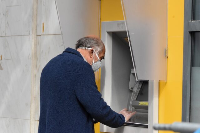 ΟΠΕΚΑ: Ποια επιδόματα καταβάλλονται στο τέλος της εβδομάδας