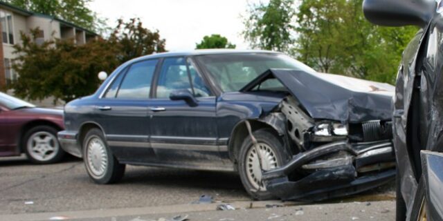 Θεσσαλονίκη: Αυτοκίνητο έπεσε πάνω σε έξι παρκαρισμένα οχήματα