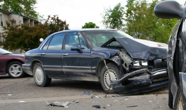 Θεσσαλονίκη: Αυτοκίνητο έπεσε πάνω σε έξι παρκαρισμένα οχήματα
