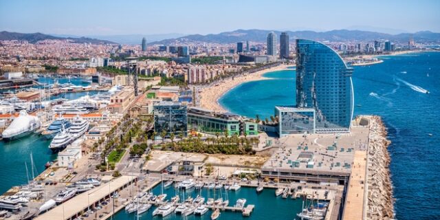 Η Βαρκελώνη απαγορεύει το κάπνισμα στις παραλίες της