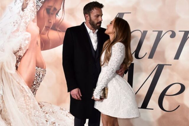 Jennifer Lopez: O Ben Affleck τής έκανε πρόταση γάμου στην μπανιέρα – Το εντυπωσιακό μονόπετρο