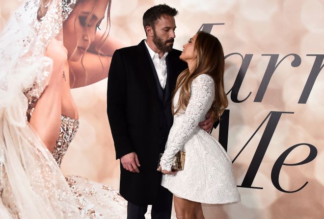 Jennifer Lopez: O Ben Affleck τής έκανε πρόταση γάμου στην μπανιέρα – Το εντυπωσιακό μονόπετρο