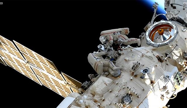 Διάστημα: “Περίπατος” για δύο Ρώσους κοσμοναύτες έξω από τον Διεθνή Διαστημικό Σταθμό