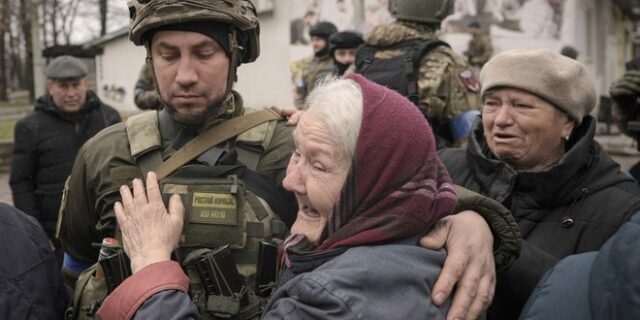 Ουκρανία: Η φρίκη του πολέμου αποτυπώνεται στην Μπούτσα – Πτώματα στους δρόμους, οδύνη και καταστροφή