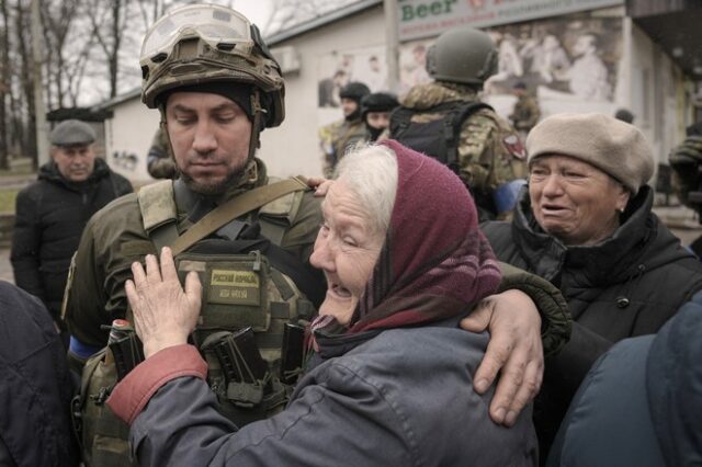 Ουκρανία: Η φρίκη του πολέμου αποτυπώνεται στην Μπούτσα – Πτώματα στους δρόμους, οδύνη και καταστροφή