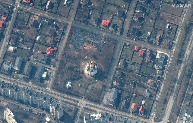 Σφαγή στη Μπούτσα: Δορυφορικές εικόνες δείχνουν τον ομαδικό τάφο 14 μέτρων γύρω από εκκλησία