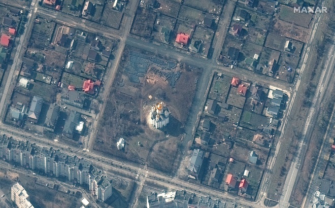 Σφαγή στη Μπούτσα: Δορυφορικές εικόνες δείχνουν τον ομαδικό τάφο 14 μέτρων γύρω από εκκλησία
