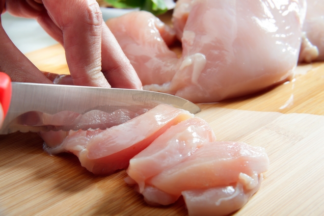 Καλύτερα να πλένεις το κοτόπουλο ή τα χέρια σου όταν μαγειρεύεις; Νέα έρευνα απαντά