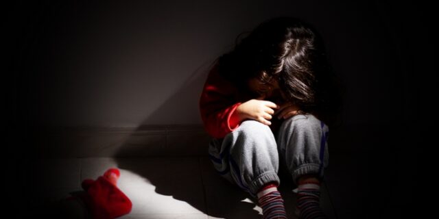 Άγιος Παντελεήμονας: Καταδίκες για ενδοοικογενειακή βία και εξώθηση ανηλίκου σε επαιτεία είχε ο σύντροφος της μάνας