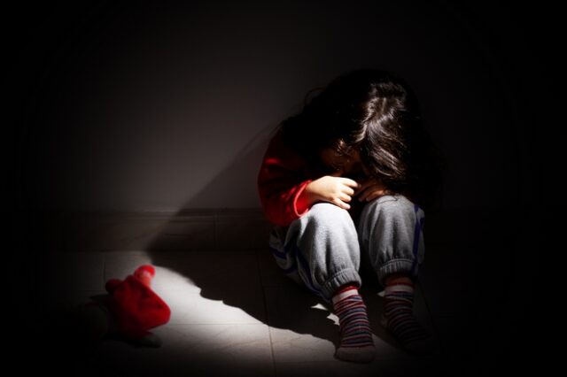 Άγιος Παντελεήμονας: Καταδίκες για ενδοοικογενειακή βία και εξώθηση ανηλίκου σε επαιτεία είχε ο σύντροφος της μάνας