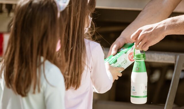 ΔΕΛΤΑ και Ινστιτούτο Prolepsis προσφέρουν γάλα και γιαούρτι έως το τέλος της σχολικής χρονιάς σε 5.386 παιδιά