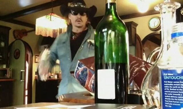 Νέο βίντεο: Ο Τζόνι Ντεπ μεθυσμένος διαλύει την κουζίνα μπροστά στην Άμπερ Χερντ