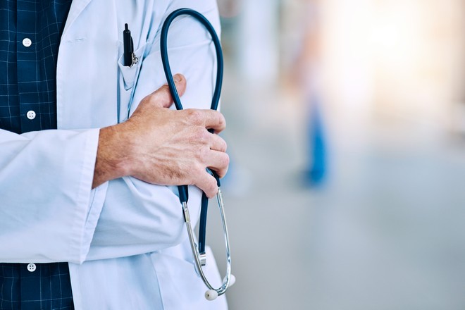 Θεσσαλονίκη: Της “έφαγε” 130.000 ευρώ κάνοντας τον ερωτευμένο γιατρό στην Υεμένη