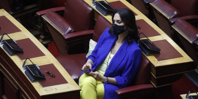 Με τα χρώματα της Ουκρανίας η Νόνη Δούνια για την ομιλία Ζελένσκι στη Βουλή