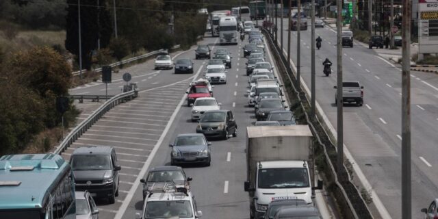 Εξοδος Πάσχα: Πάνω από 100.000 οχήματα έχουν φύγει από την Αττική από τη Μ. Δευτέρα