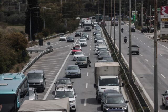 Εξοδος Πάσχα: Πάνω από 100.000 οχήματα έχουν φύγει από την Αττική από τη Μ. Δευτέρα