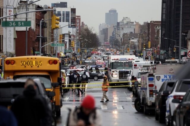 Νέα Υόρκη: Πανικός μετά τους πυροβολισμούς – Ανθρωποκυνηγητό για τον δράστη – Σκληρές εικόνες