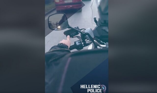 Βίντεο: Άνδρες της ΕΛΑΣ έσπασαν πόρτα σπιτιού για να διασώσουν λιπόθυμη έγκυο