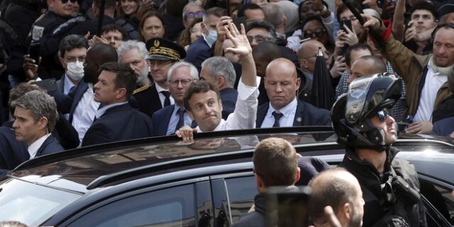 Μακρόν: Του πέταξαν ντομάτες σε λαϊκή αγορά του Παρισιού