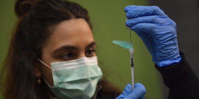 Εμβόλιο Pfizer: Η τέταρτη δόση παρέχει έξτρα προστασία από την Όμικρον στους άνω των 60