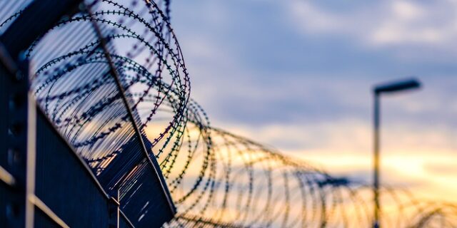 Άμφισσα: Κρατούμενος μαχαίρωσε φύλακα στις φυλακές του Μαλανδρίνου