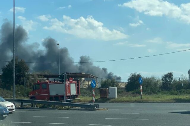 Υπό έλεγχο η φωτιά σε οικόπεδο στην Μεταμόρφωση Αττικής