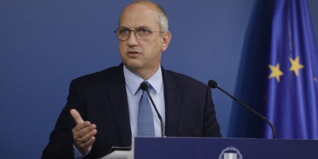 Οικονόμου: “Η κυβέρνηση εξετάζει λεπτομερώς και προσεκτικά κάθε μέτρο που θα προσφέρει ανακούφιση στην κοινωνία”