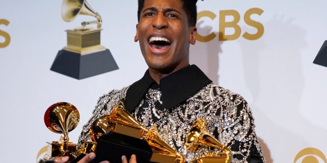 Grammy 2022: Πέντε βραβεία για τον Jon Batiste, που δεν χάρηκε τη νίκη του όσο φανταζόμαστε