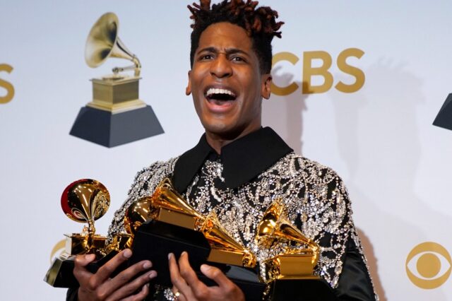 Grammy 2022: Πέντε βραβεία για τον Jon Batiste, που δεν χάρηκε τη νίκη του όσο φανταζόμαστε