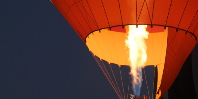 Μελβούρνη: Η στιγμή που αερόστατο με 12 άτομα πέφτει σε στέγες σπιτιών