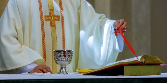 Βόλος: Ιερέας απαγόρευσε σε ζευγάρι να μπει στον ναό επειδή φορούσαν μάσκες