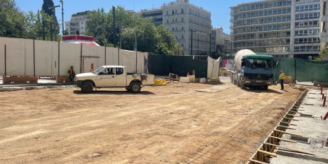 Το “γιοφύρι” της Πλατείας Συντάγματος – Εννιά μήνες μετά και κανείς δεν ξέρει πότε θα τελειώσουν τα έργα