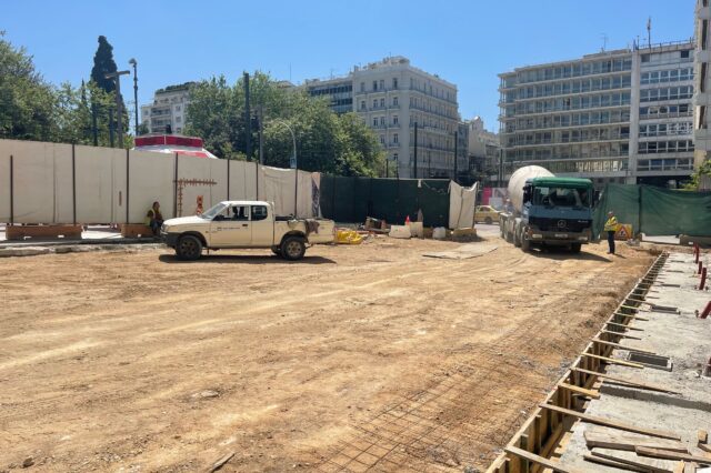 Το “γιοφύρι” της Πλατείας Συντάγματος – Εννιά μήνες μετά και κανείς δεν ξέρει πότε θα τελειώσουν τα έργα