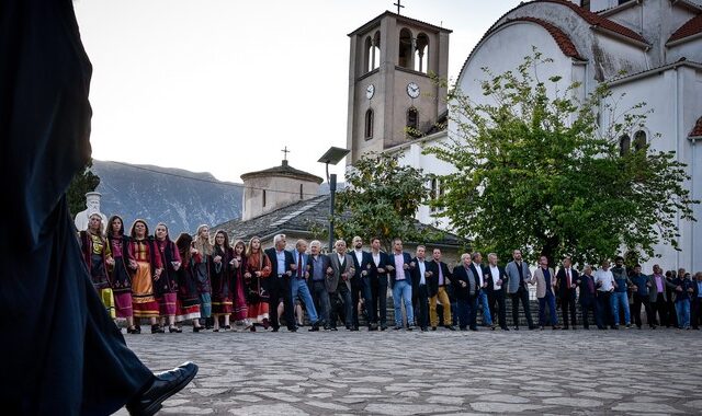 Πάσχα 2022: Από τα ταφικά έθιμα έως τα “φωτίκια” και τον “καγκελάρη” η Ήπειρος γιορτάζει την Ανάσταση