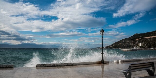 Καιρός: Αίθριος με τοπικά θυελλώδεις ανέμους και πτώση της θερμοκρασίας