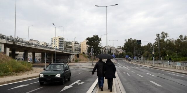 Καιρός: Βροχές και πτώση θερμοκρασίας – Σταδιακή βελτίωση από τη Μεγάλη Τετάρτη