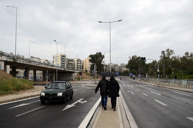 Καιρός: Βροχές και πτώση θερμοκρασίας – Σταδιακή βελτίωση από τη Μεγάλη Τετάρτη