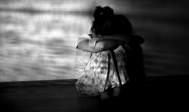 Φρίκη στη Νέα Σμύρνη: Πατέρας βίαζε και βασάνιζε τη 10χρονη κόρη του