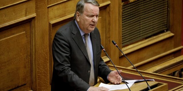 Γιώργος Καρασμάνης: Παρενέβη μέσω τηλεφώνου στη Βουλή ενώ οδηγούσε στην Εθνική Οδό